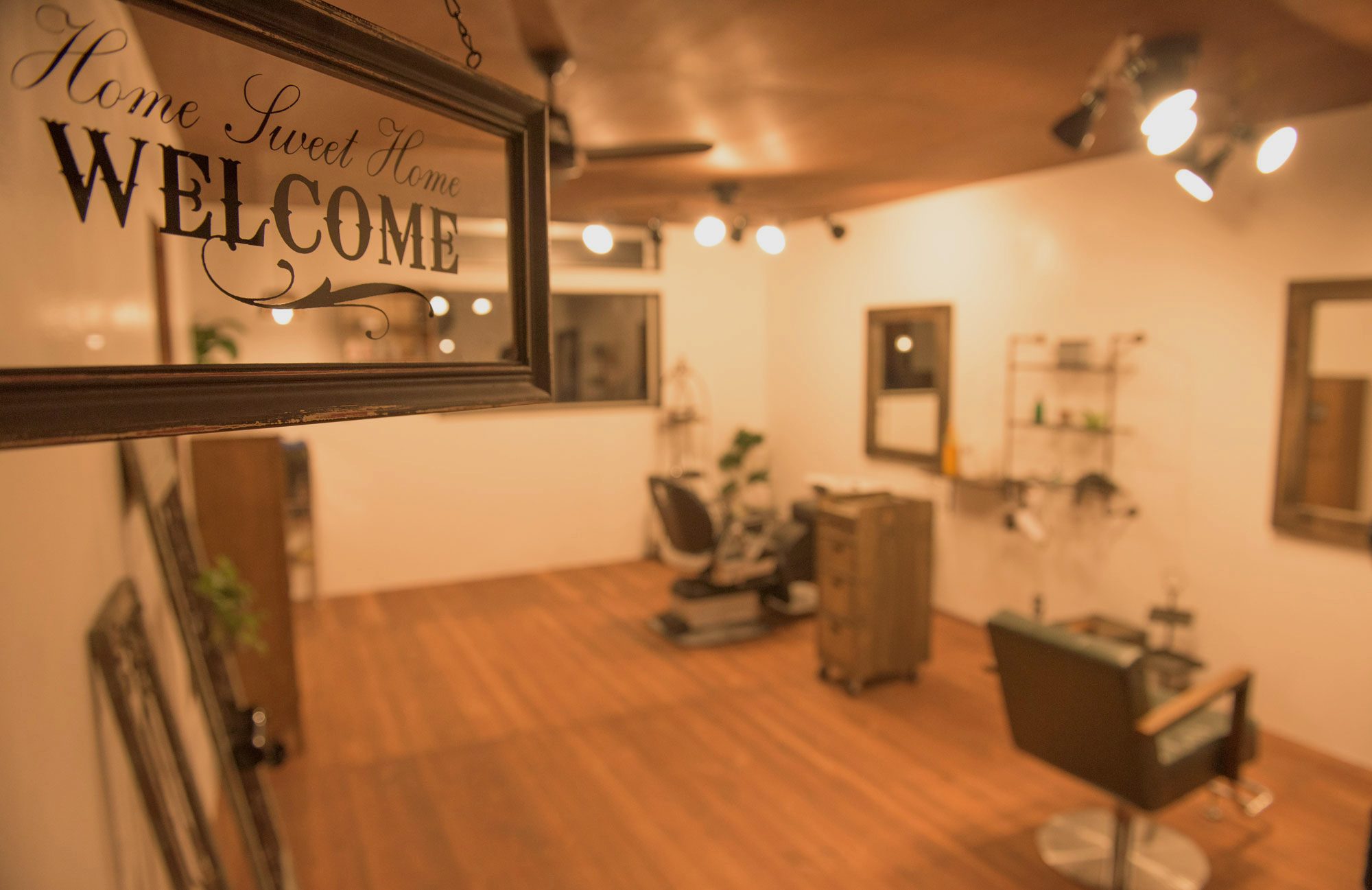 WELCOMEのサインが迎えるOASISの店内
