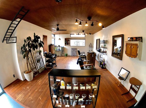 OASISの木の温もりがある店内